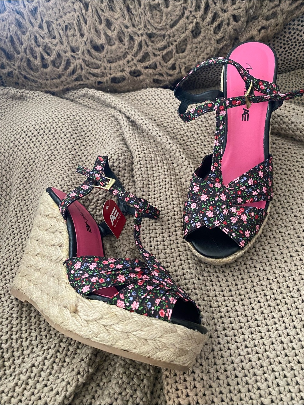 American Eagle t-strap flower platform sandals 8.5 NEW